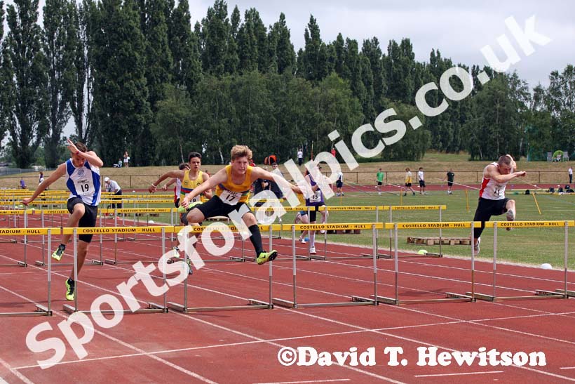 Hurdles, mens under-17s.